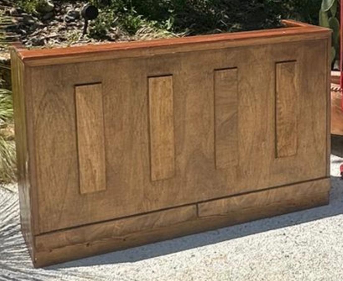 Bancone in legno disponibile per il servizio bar